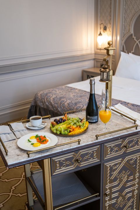 24/7 room service